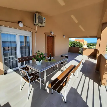 Apartament Danisacroatia *